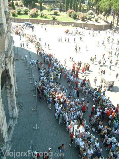 Colas en la entrada del Coliseo