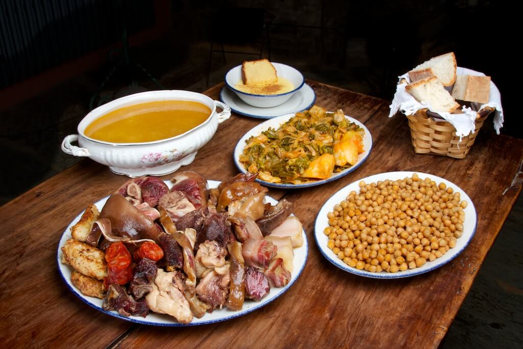 Distintos alimentos del cocido maragato, típico de León