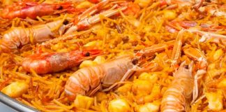 Fideuà típica de sepia y gambias, ciudad de Gandía