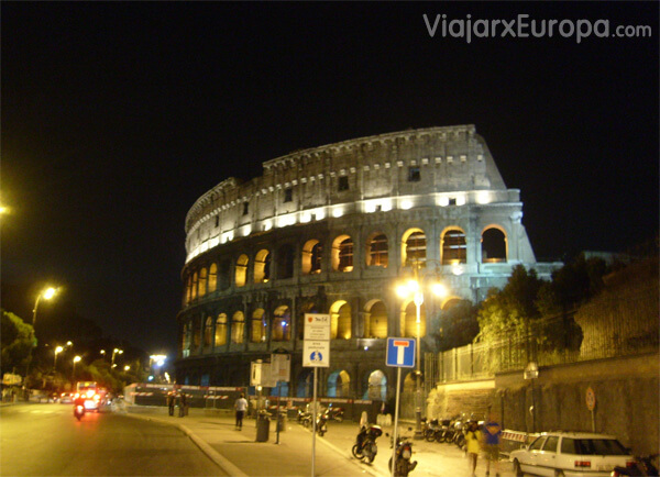 Coches por El Coliseo de Roma